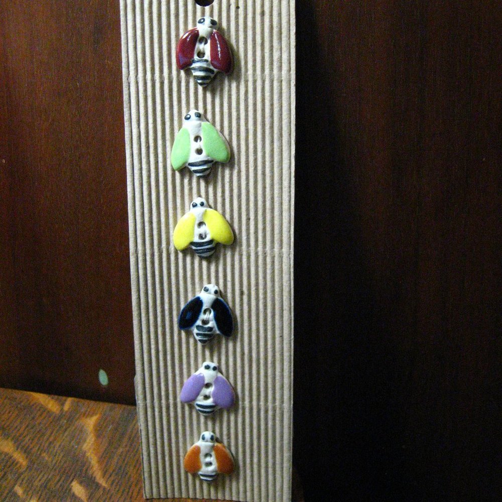 🪰 Incomparable Buttons Flying Bugs - Picture 1 of 6
